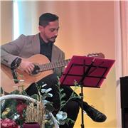 Clases de iniciación y perfeccionamiento tanto para iniciados como para estudiantes de conservatorio. También eléctrica y bajo